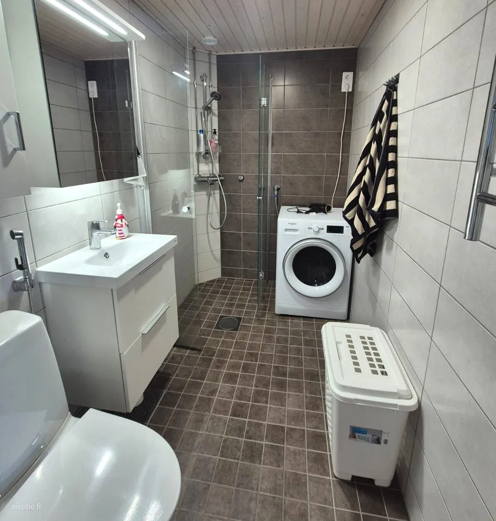 Bagni - 7th Floor Apartment with Balcony in Malmi, Helsinki