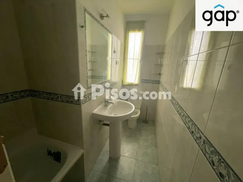 Salles de bain - Student Flat with Balcony in Cervantes Street