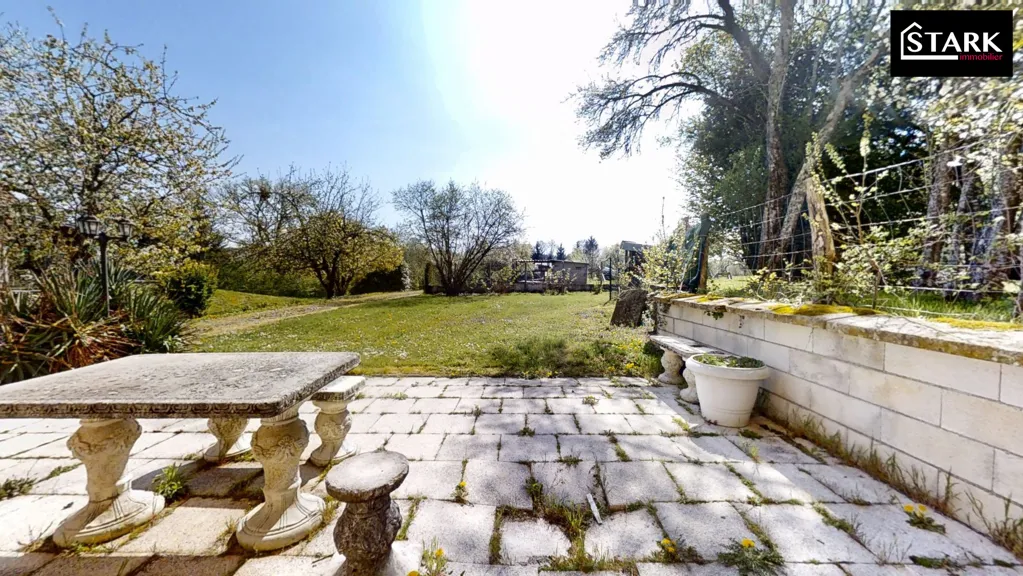 Jardin - Maison Chargée d'Histoire avec Terrasse à Lomont
