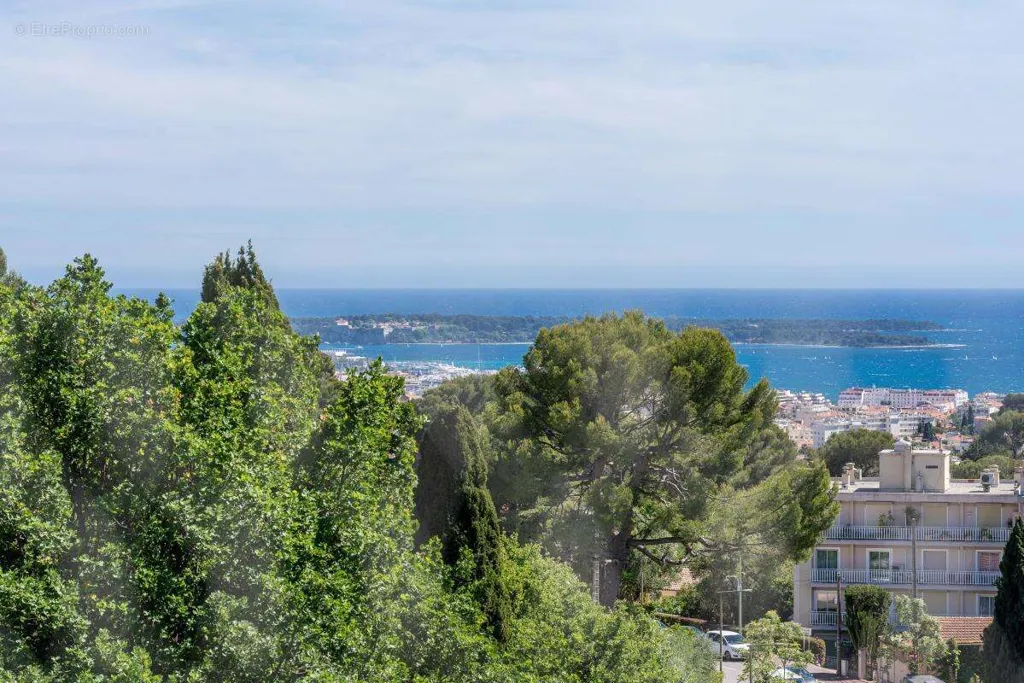 Appartement avec Vue Mer et Piscine au Cannet