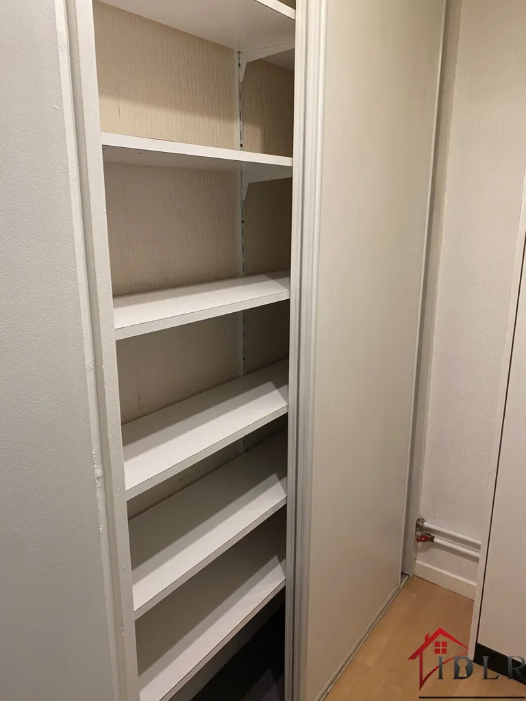 Rooms - Renovated Flat with Loggia in Chaumont Centre