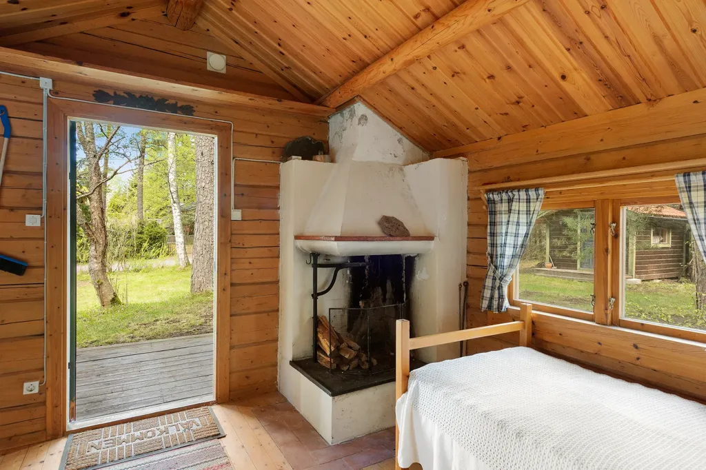 Magamistoad - Classic Summer House with Terraces in Kolarvik