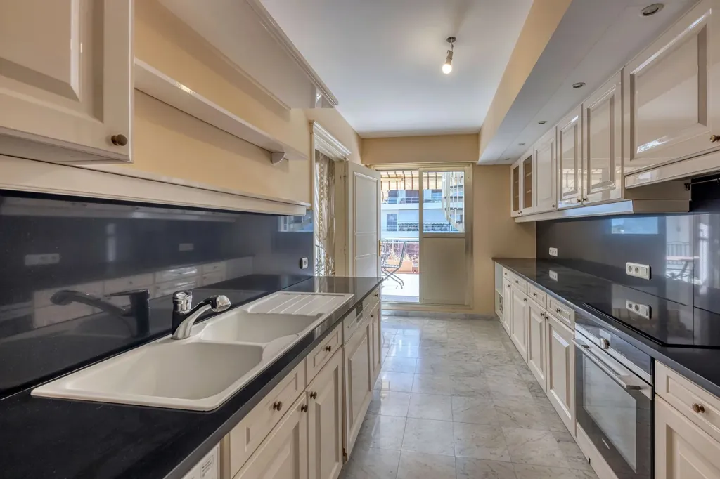 Cuisine - Appartement Luxe avec Terrasses Panoramiques à Cannes