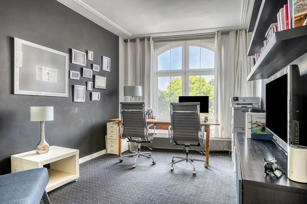 Bureau - Hoekwoning with Garden in The Hague