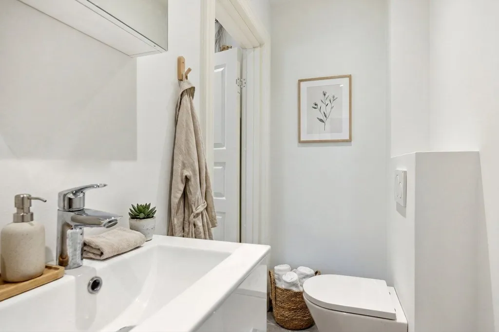 Bathrooms - Classical 5-Room Flat with Original Parquet in City Centre