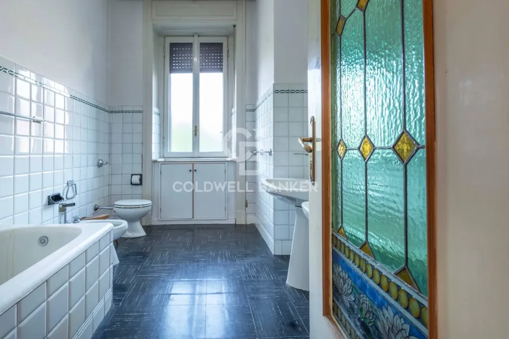 Bathrooms - Luxury Apartment with Piazza View in Milan