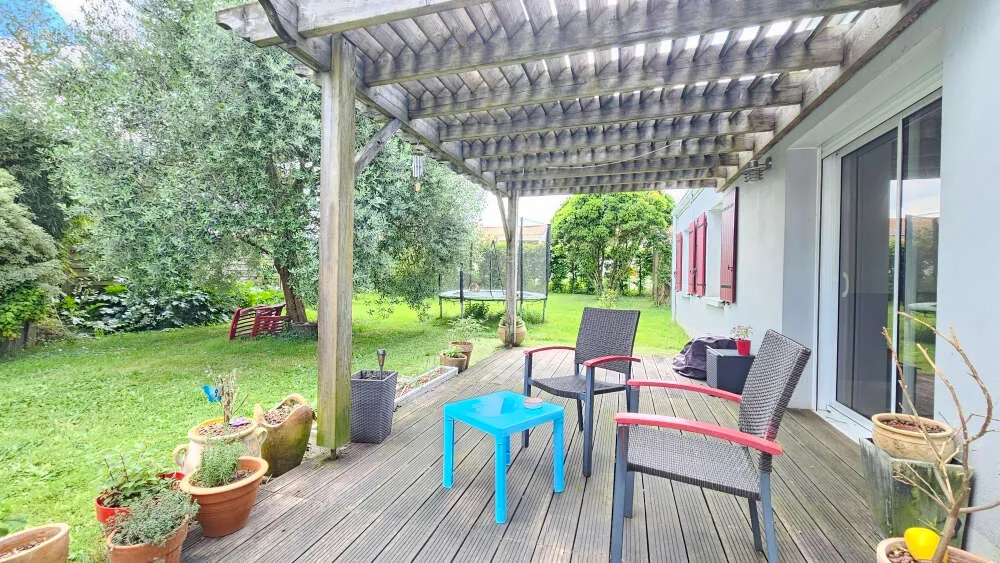 Terrasse - Maison de Plain-Pied avec Jardin à Saint-Maxire