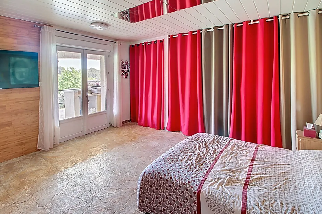 Chambres - Maison avec Piscine et Potentiel d'Agrandissement à Salernes