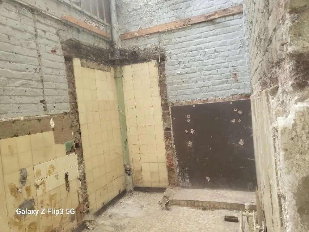 Rooms - Renovable Building with Commercial Space in Roubaix