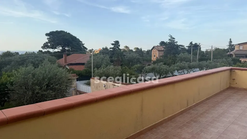 Rõdu - Furnished Flat with Terrace in Carini