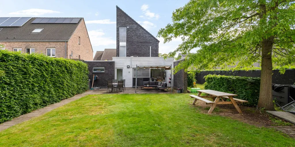 Aed - Eco-Friendly House with Solar Panels in Geel