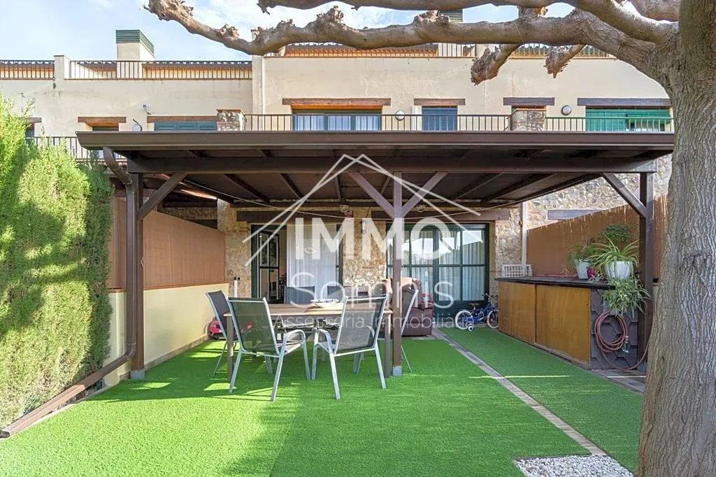 Terrazza - Townhouse with Pool in Torroella de Fluvià