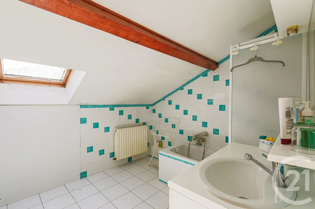 Bathrooms - 5-Piece House with Garden in Tullins