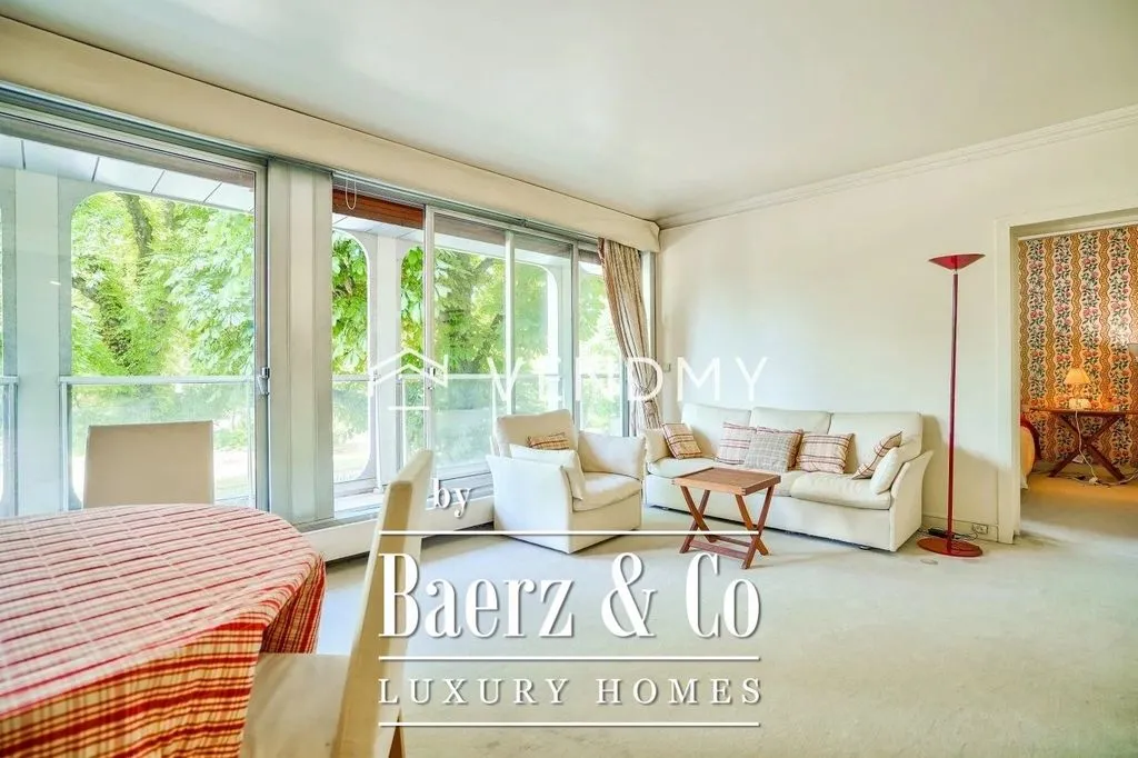 Living Room - Luxury Flat with Garden View in Paris