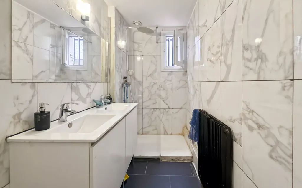 Bathrooms - Ground Floor House with Garage in Bondy