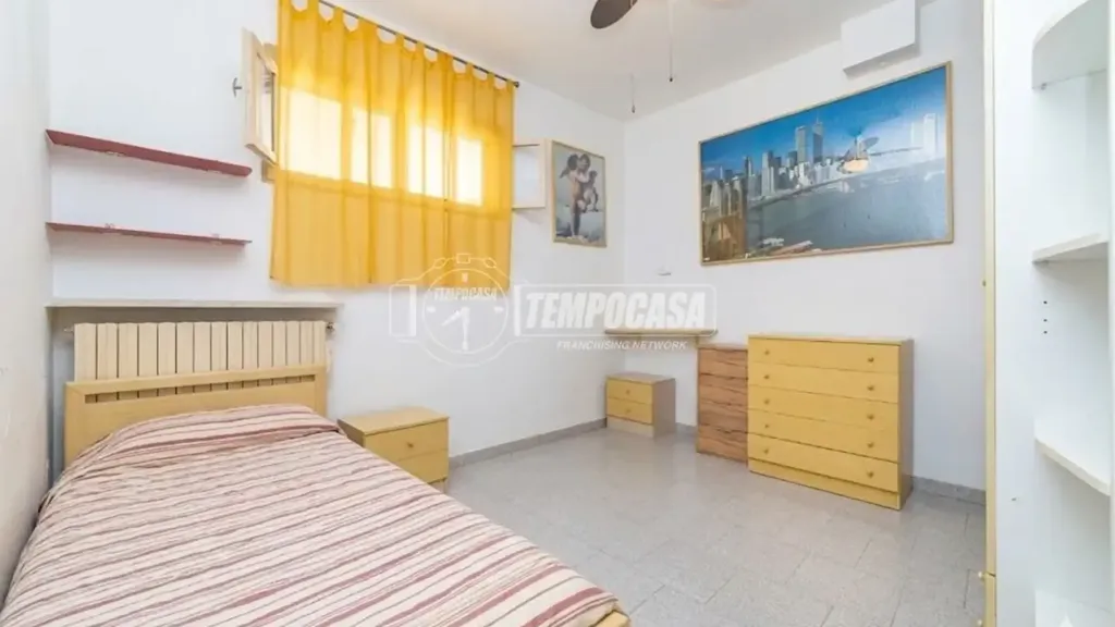Bedrooms - Three-Bedroom Flat with Garden in Seriate