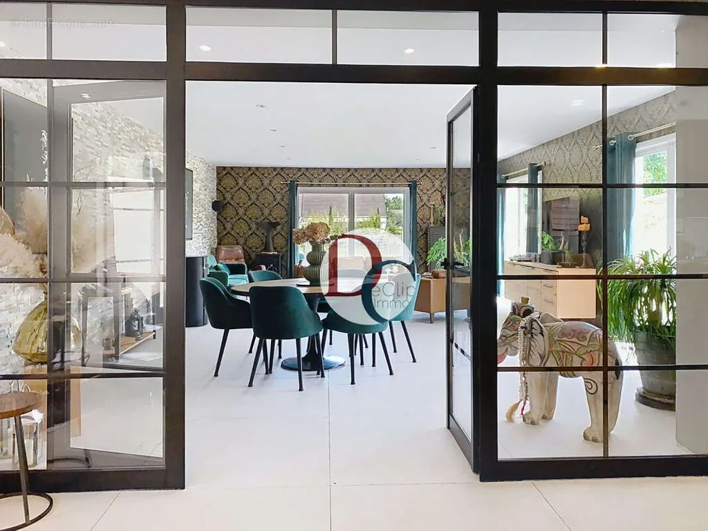 Salle à manger - Maison Contemporaine avec Piscine à Senlis