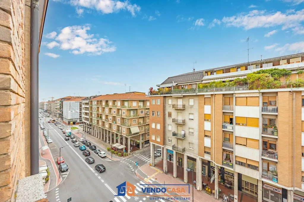 Rõdu - Balcony-Featured Apartment in Cuneo
