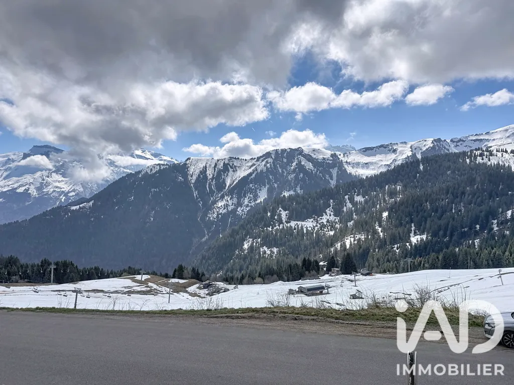 Charming Apartment with South-Facing Balcony in Samoëns