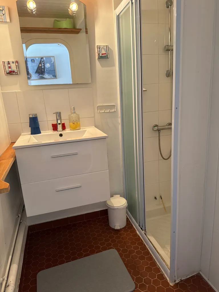 Salles de bain - Pavillon Meublé avec Piscine à Proximité