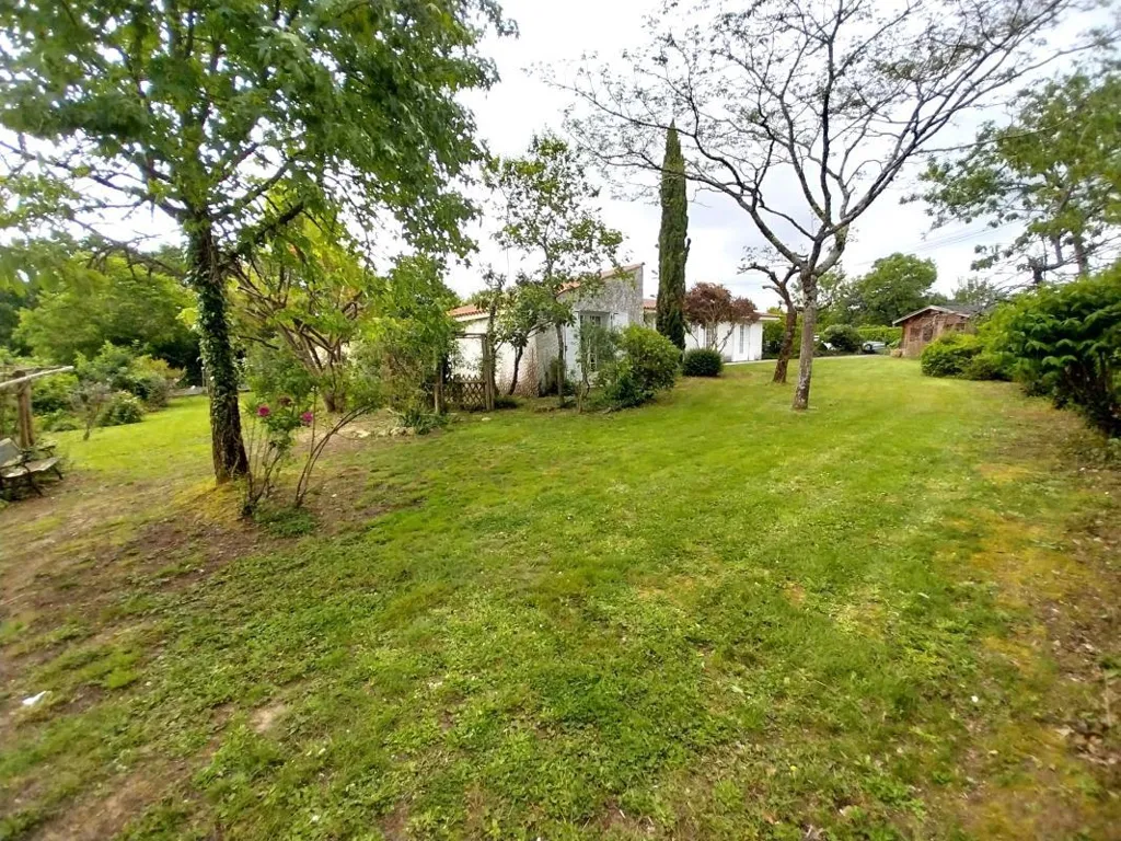 Garden - Spacious House with Garden in Village Centre
