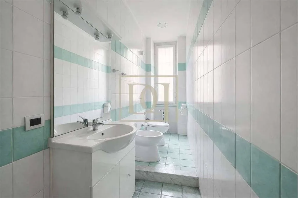Salles de bain - Two-Level Office in Central Milan