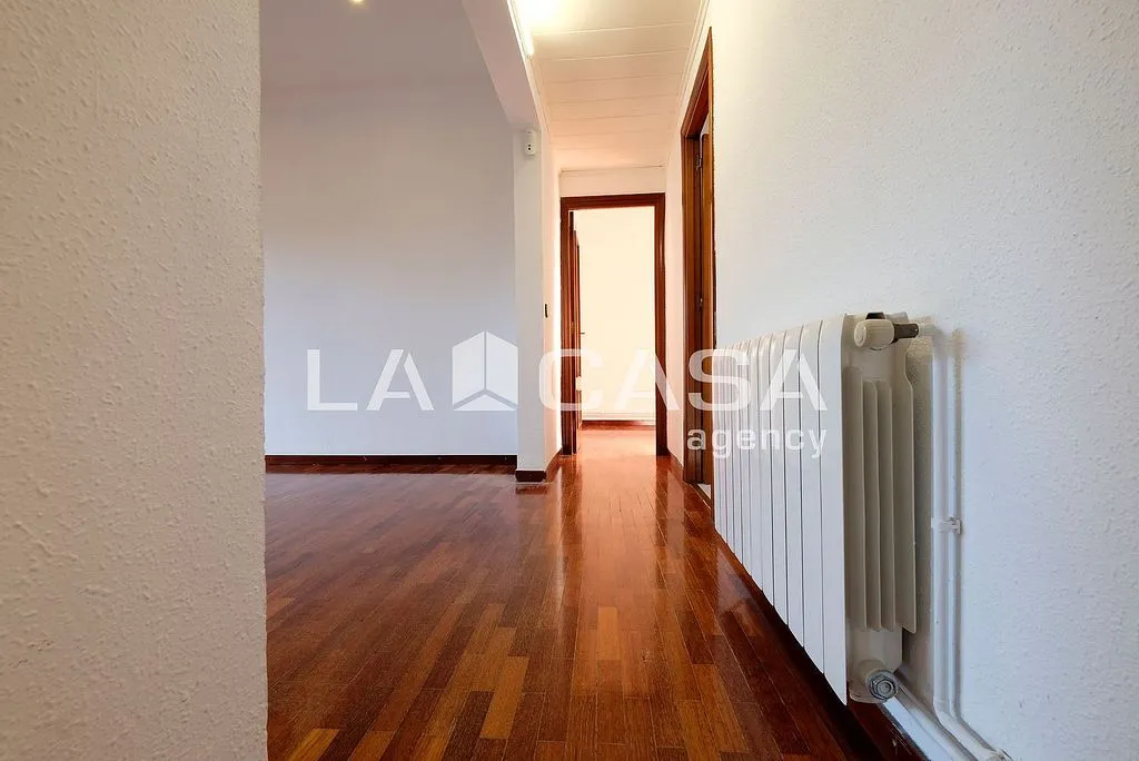 Esik - East-West Oriented Flat near Passeig Maragall