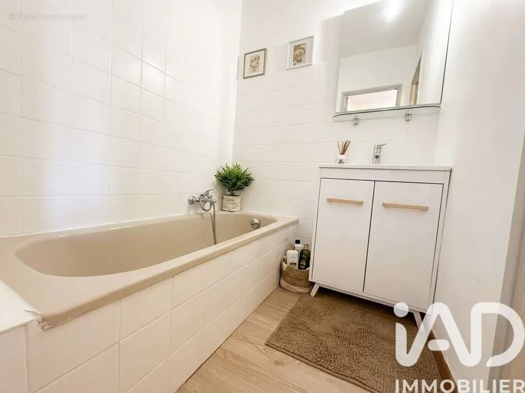Salles de bain - Studio avec Extérieur et Cave à Hyères
