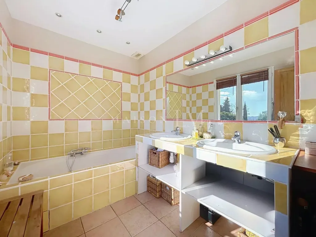 Bagni - Villa with Pool and Hill Views in Cagnes-sur-Mer