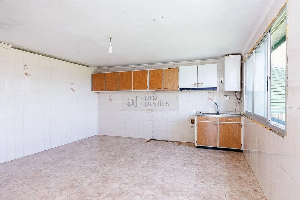 Cuisine - Chalet to Renovate in Baiona