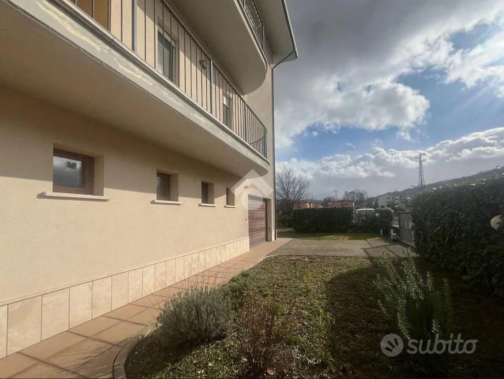 Välivaade - Bright Apartment with Balcony in L'Aquila