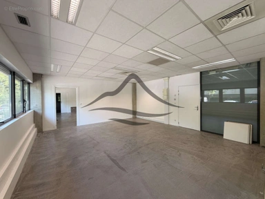 Kabinet - Commercial Space with Independent Entry in Méry