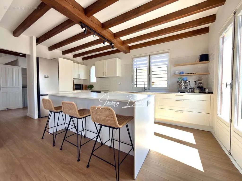 Cuisine - Maison Rénovée avec Piscine à Saint-Esteve