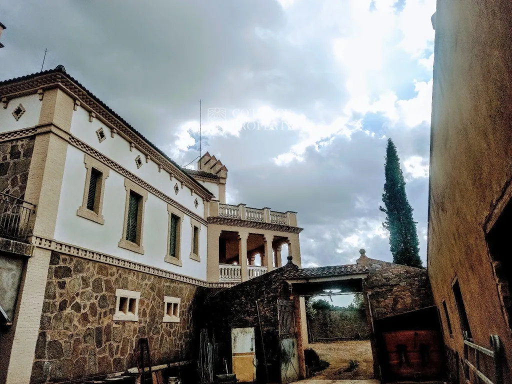 Jardin - Masia with Modernist House in Avinyó