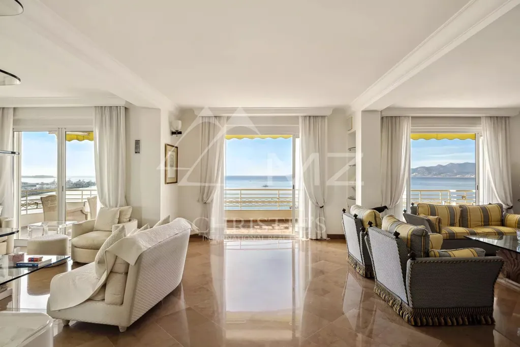 Elutuba - High-Floor Apartment with Panoramic Sea View in Cannes