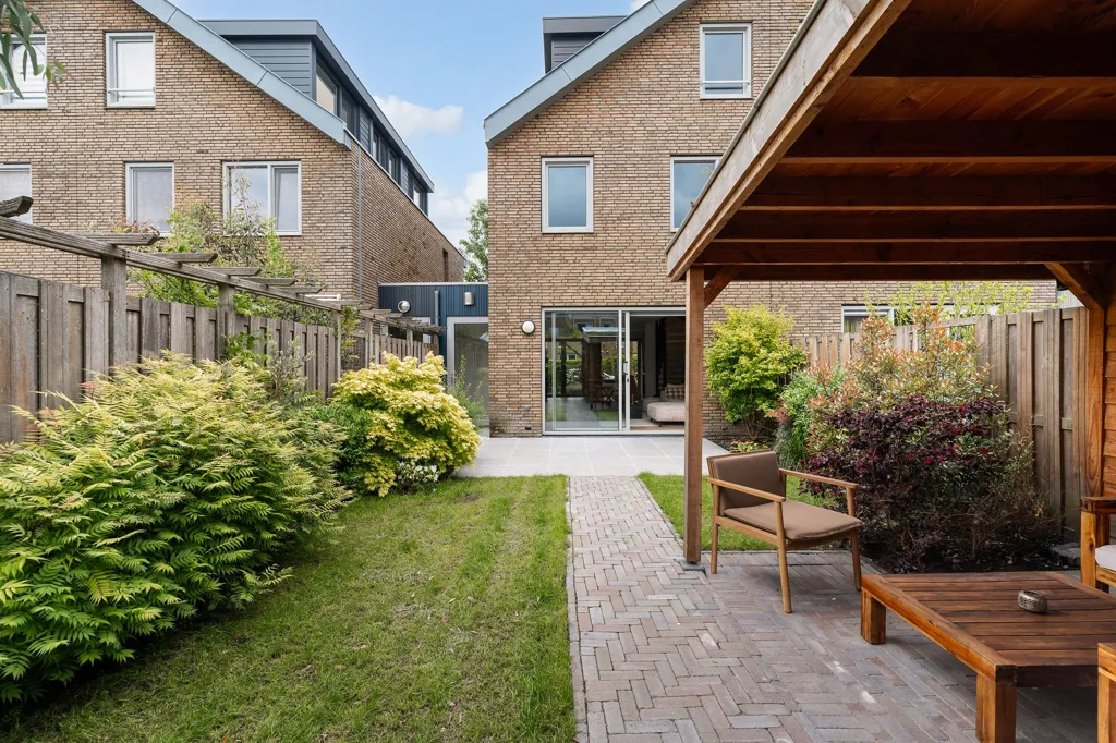 Garden - Modern Bungalow with Garden in Rivierenbuurt
