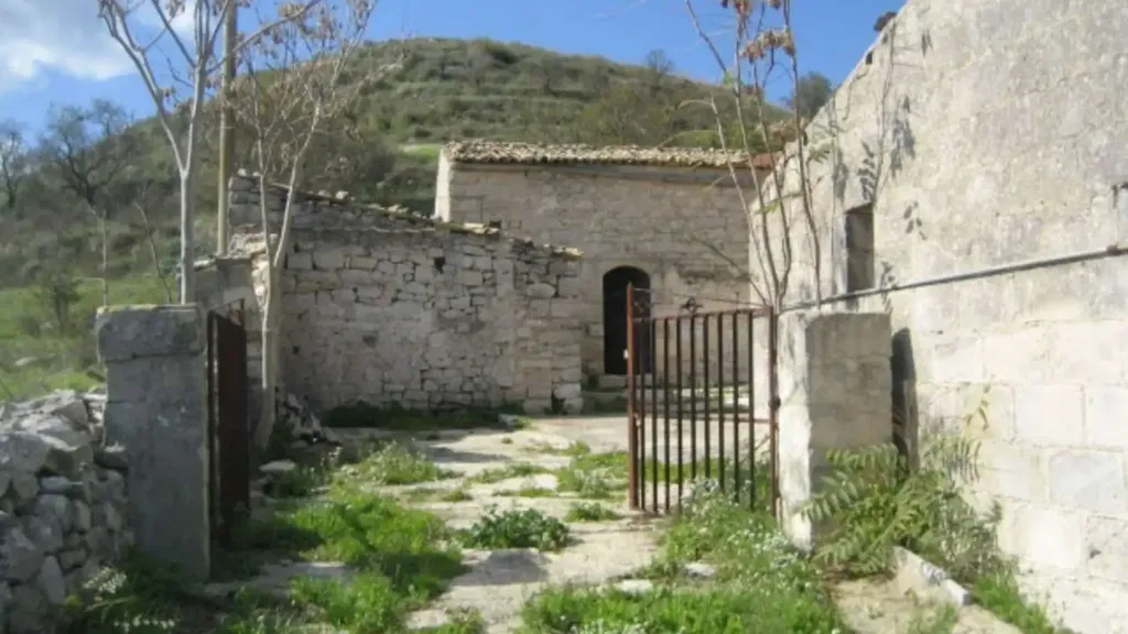 Aed - Traditional Rustico with Extensive Land in Ragusa