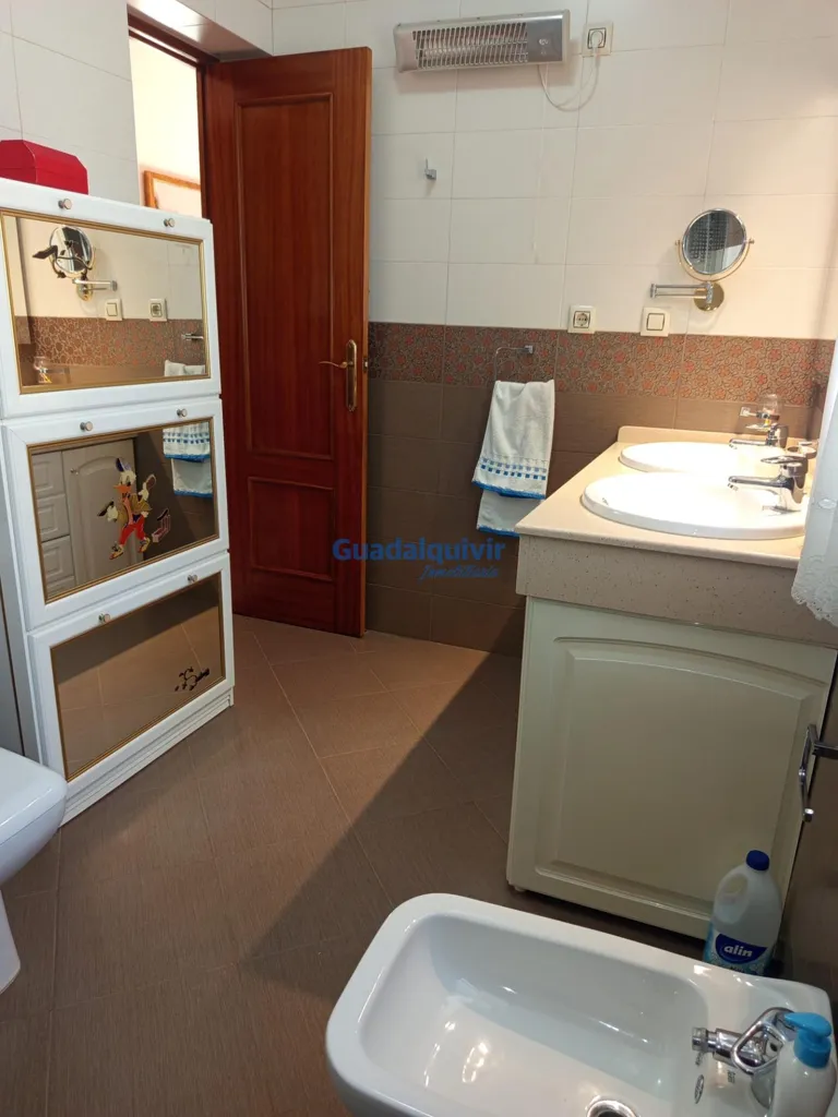 Bathrooms - Independent Chalet with Pool in Cerros de Montequinto