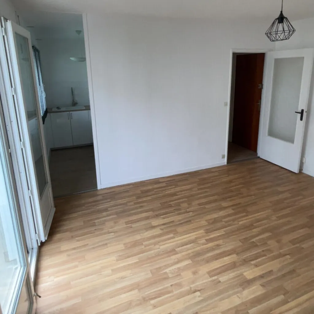 Séjour - Studio avec Balcon et Parking au Centre de Tours