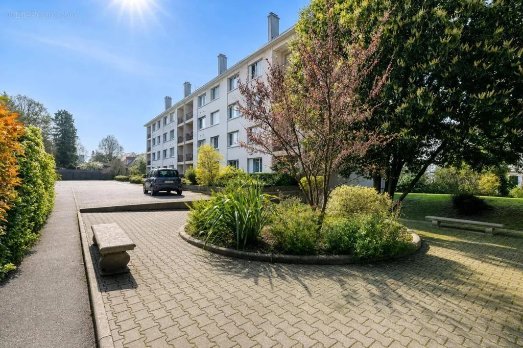 Välivaade - Bright 4-Bed Flat with Parking in Montmorency