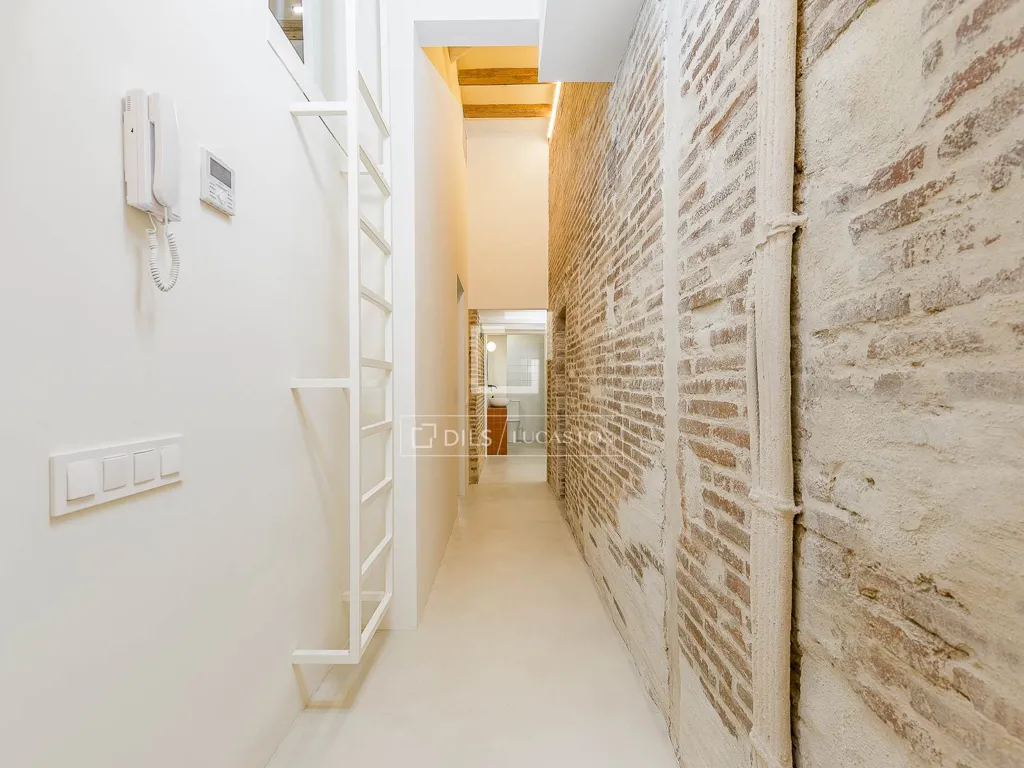 Entrée - Renovated Apartment with Mezzanine in Eixample, Barcelona