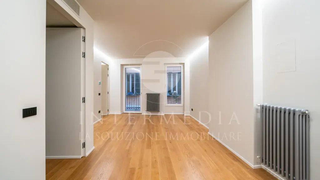 Esik - Rusticated Flat with Balcony in Brescia