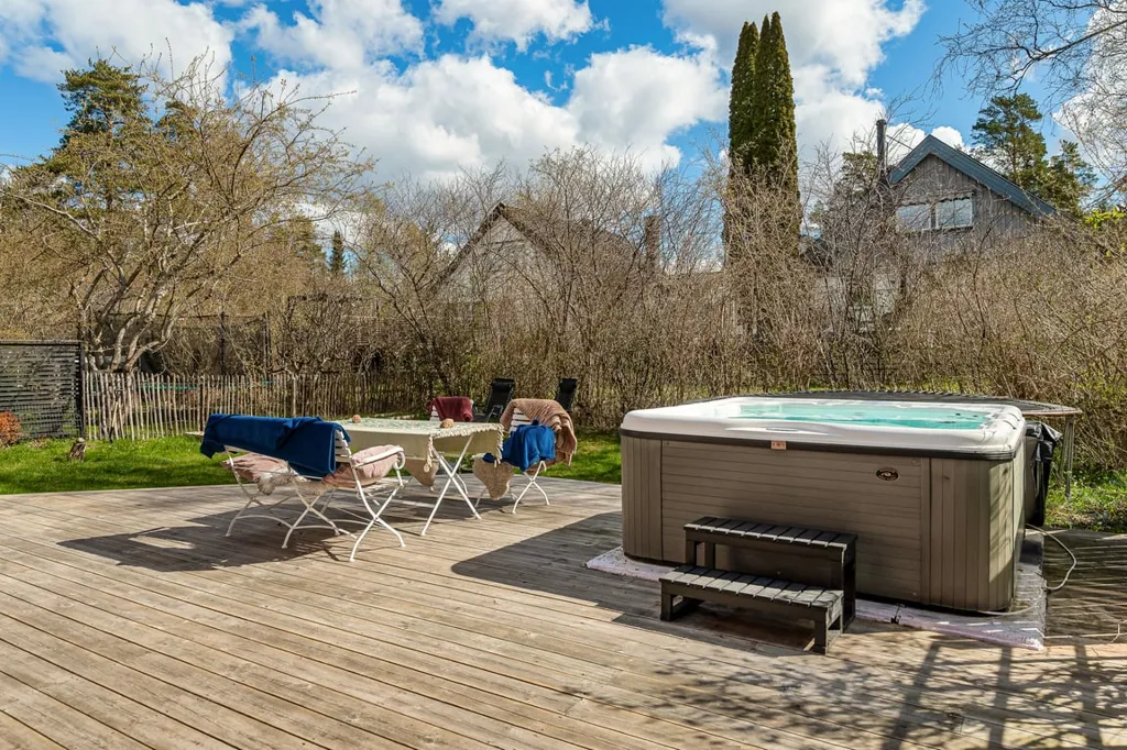 Terrace - 1½-Storey Villa with Spa Deck in Quiet Suburb