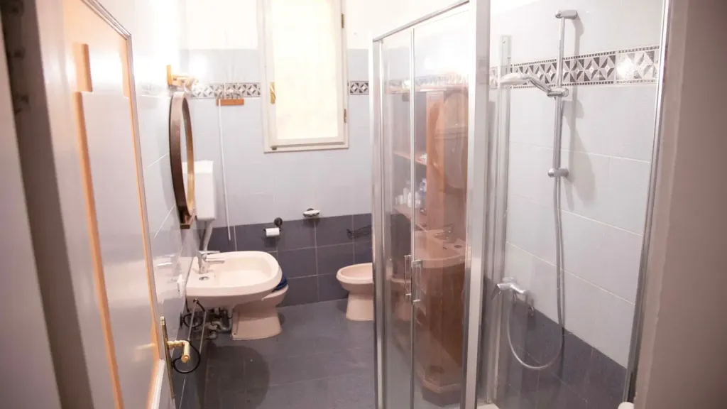 Salles de bain - Historic Apartment with High Ceilings in Bologna