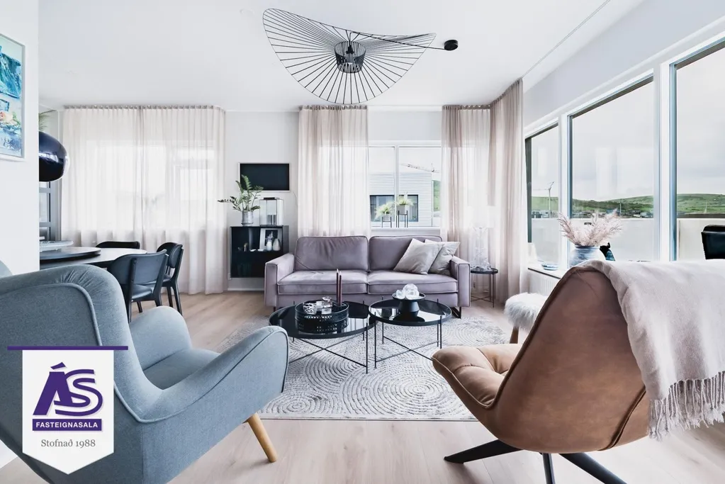 Soggiorno - Newly Built Duplex with Garden in Skarðshlíð