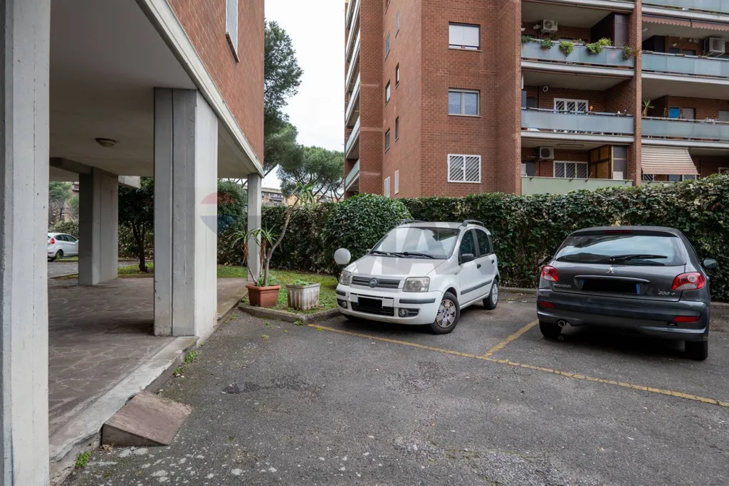 Garage - Bright Apartment with Balcony in Rome