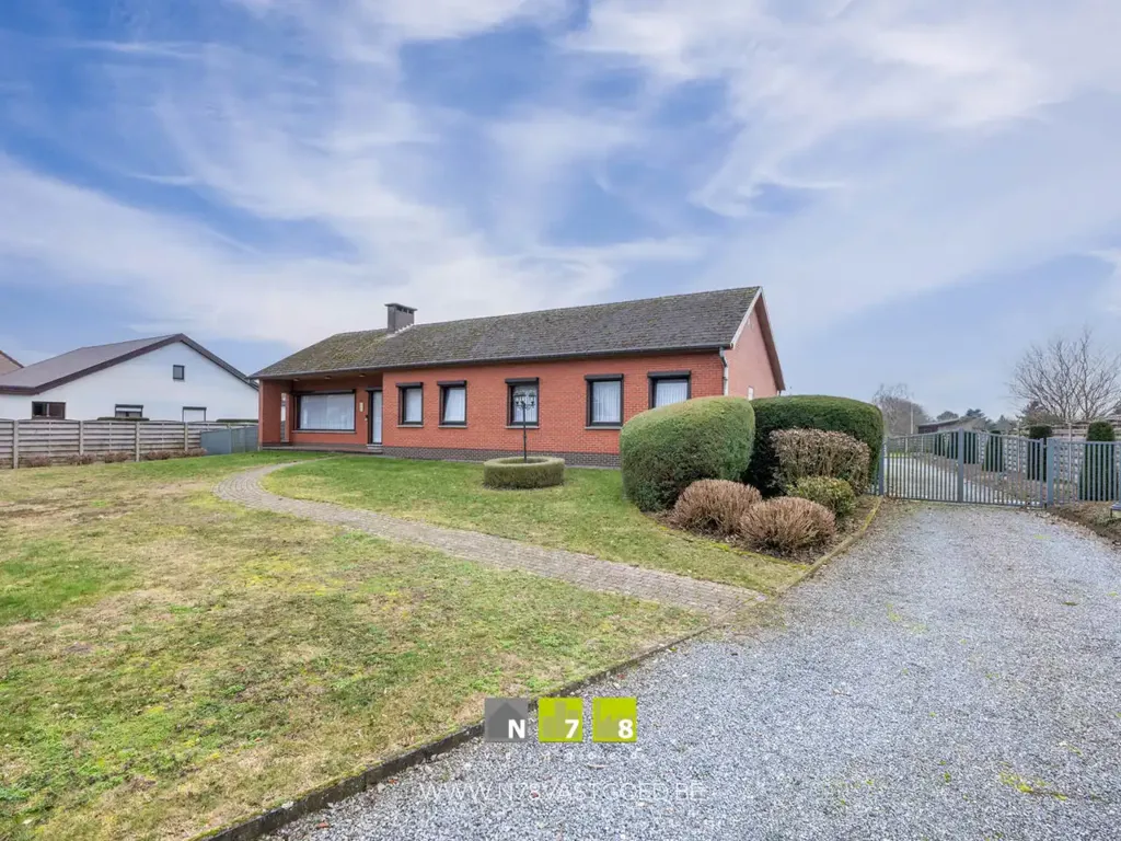 Extérieur - Villa Indépendante avec Terrasse à Maaseik
