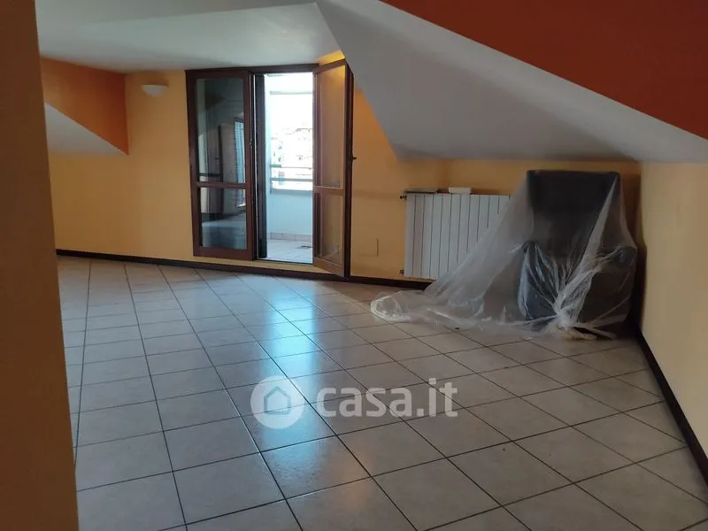 Pièces - Two-Level Apartment with Balcony in Bergamo