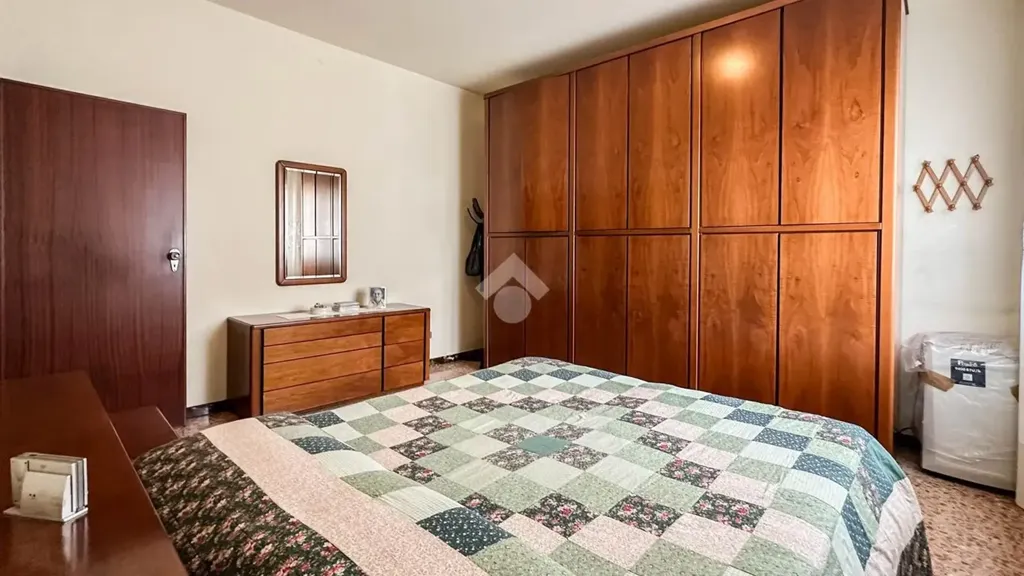 Chambres - Three-Bedroom Apartment with Balcony in Carpi