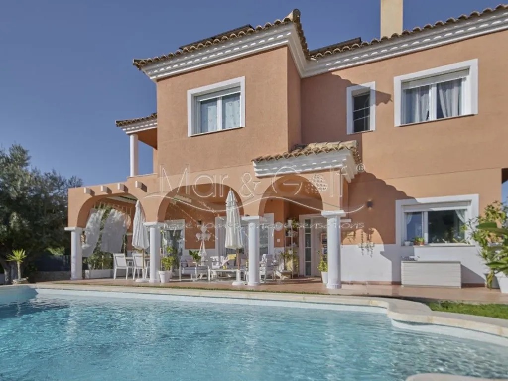 Bassein - Chalet with Pool in La Font